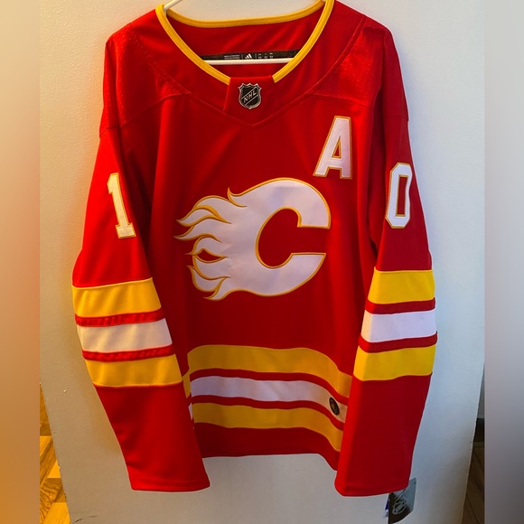 NEW CALGARY FLAMES RED JERSEY - Jonathan Huberdeau #10 - Picture 2 of 3